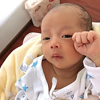 宝宝23天了，萌萌小帅哥