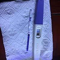 各位大神帮我看看这是有了还是没有呀？眼睛都看花咯，😅按理说今天是月经日，排卵试纸还挺红的。