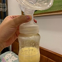 虽说不像别人的奶那么多，但是它往外溢啊，我这睡衣一会就湿，感觉自己身上像馊了一样😭