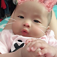 可爱的二宝 来自和姐姐的自拍 翘二郎腿，哈哈😄