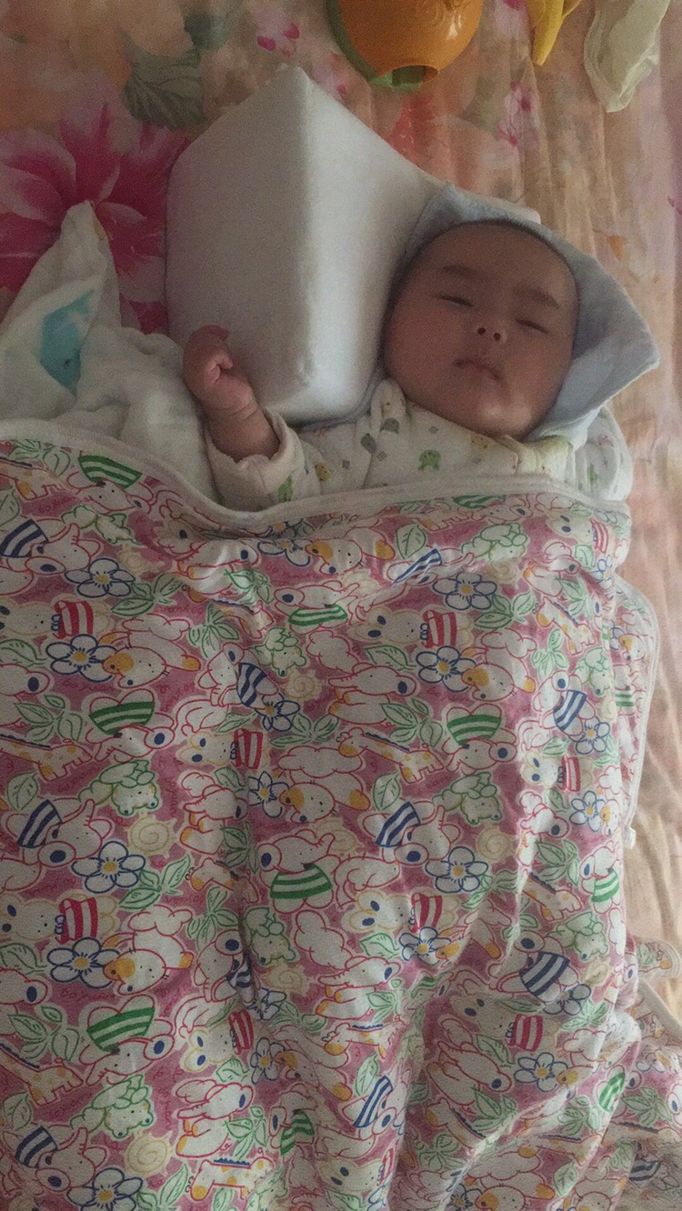 好了，之后宝妈、宝姥姥姥爷开始了漫长的天天去医院的经历了，每周一到周五白天去按摩，一次十分钟，回家之后就是睡枕头，调整宝宝睡姿。每个月宝爸去爬一次楼梯，该顺序就是一个月期间宝宝按摩的顺序。按摩期间，和大夫聊天，确定肌性斜颈是先天带来的，不会是生产时一瞬间拉伤的。还有的宝妈宝爸，觉得按摩周期太长，见效缓慢，选择一周岁以后给宝宝做手术，这是不可取的。因为做完手术，防止肌肉粘连，还需要继续在伤口上按摩，宝宝痛苦不堪，且不说做手术时需要打麻药，伤及大脑发育。所以最好的方法就是早发现，早按摩，一周岁之内按摩都有效，当然了在宝宝学会翻身之前，即六个月之前，按摩黄金期。六个月之后宝宝爱翻身，矫形枕不好好睡，我家宝宝爱趴着睡，没法给他掰头了
2019年4月15日，问了下齐大夫宝宝情况，回复说差不多了，不放心接着再去按摩，5月7日，齐大夫让宝宝坐着，看了看宝宝脖子后面，明确的告诉我们说宝宝好了，没问题了，回家多注意纠正姿势，日常习惯最重要。距离宝妈上班还有些日子，继续带着宝宝去医院巩固，心情肯定是不一样的了。一直坚持到5月17日，终于不用再去医院了！！！庆祝庆祝。产假本来计划做点自己的事，没想到宝宝出生后手忙脚乱，觉都睡不够，再加上每天上午去趟医院，好忙啊，不过忙点也好，没时间胡思乱想，也就避免了产后抑郁症啥的了。