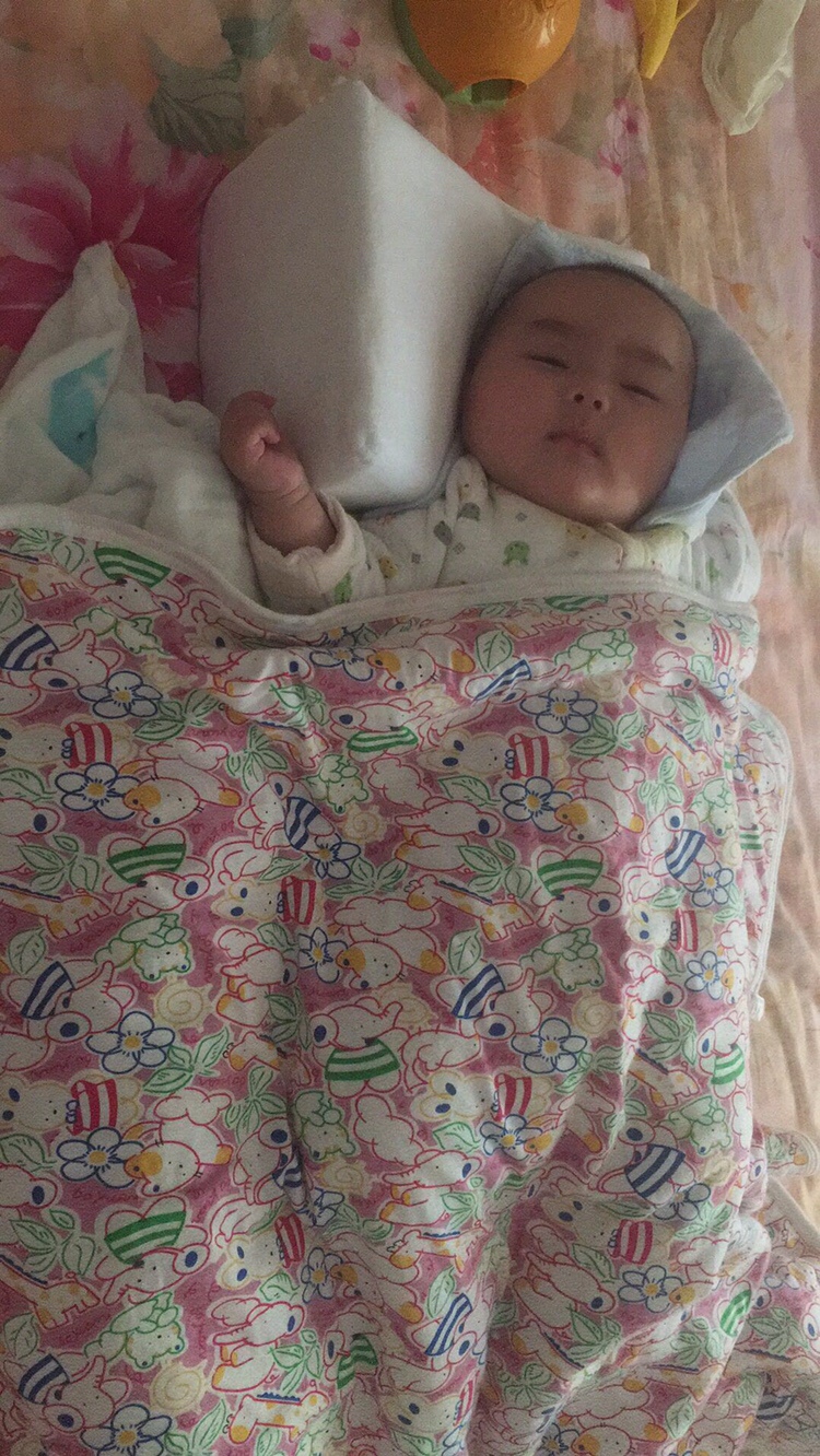 终于可以静下心来好好记录下充实的产假了。（宝宝按摩记）。18年10月15日，宝宝出生，习惯性脸朝左侧扭，当时家人都以为左侧有窗户，宝宝喜欢看亮光没太当回事。月子里给宝宝洗澡摸到脖子右侧有粗块，以为宝宝长的胖，一家人都比较粗心，也没多想，就这样到了45天该去医院检查了，赶上雾霾天又推迟了三天，11月29日西城妇幼做了检查，当时医生说宝宝是先天性斜颈，我和姥姥都晕了，第一次听说这个病，她建议我们去北京儿童医院就诊，儿童医院比较全面。立即让宝宝爸挂号，11月30日去儿童医院办理就诊卡。12月3日，周一到医院就诊，齐大夫让做B超，预约到下午三点。带着宝宝回家，下午又赶回来，B超大夫建议让口服镇静剂，幸好我家宝宝给力，全程睡觉很配合，避免了对大脑的损害。下午四点拿到结果，确诊是肌性斜颈，心里也踏实了。12月4日，挂号，齐大夫给我们讲了讲情况，做了按摩，开了药膏和热敷袋还有矫形枕。12月5日，到医院超过11点，提前预约的号也作废了，下午又找大夫补了个号，按摩了10分钟。12月6日，进了儿童医院斜颈宝宝按摩群。12月10日，早上4：30，宝爸起床，去医院比赛爬楼梯，第15名。。