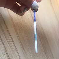 请问这是怀孕了呢，下面那条很浅