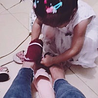 女儿知道妈妈肚子大了行动不方便，会主动帮妈妈做些她力所能及的事，比如脱袜子，脱鞋子[亲亲][亲亲][亲...