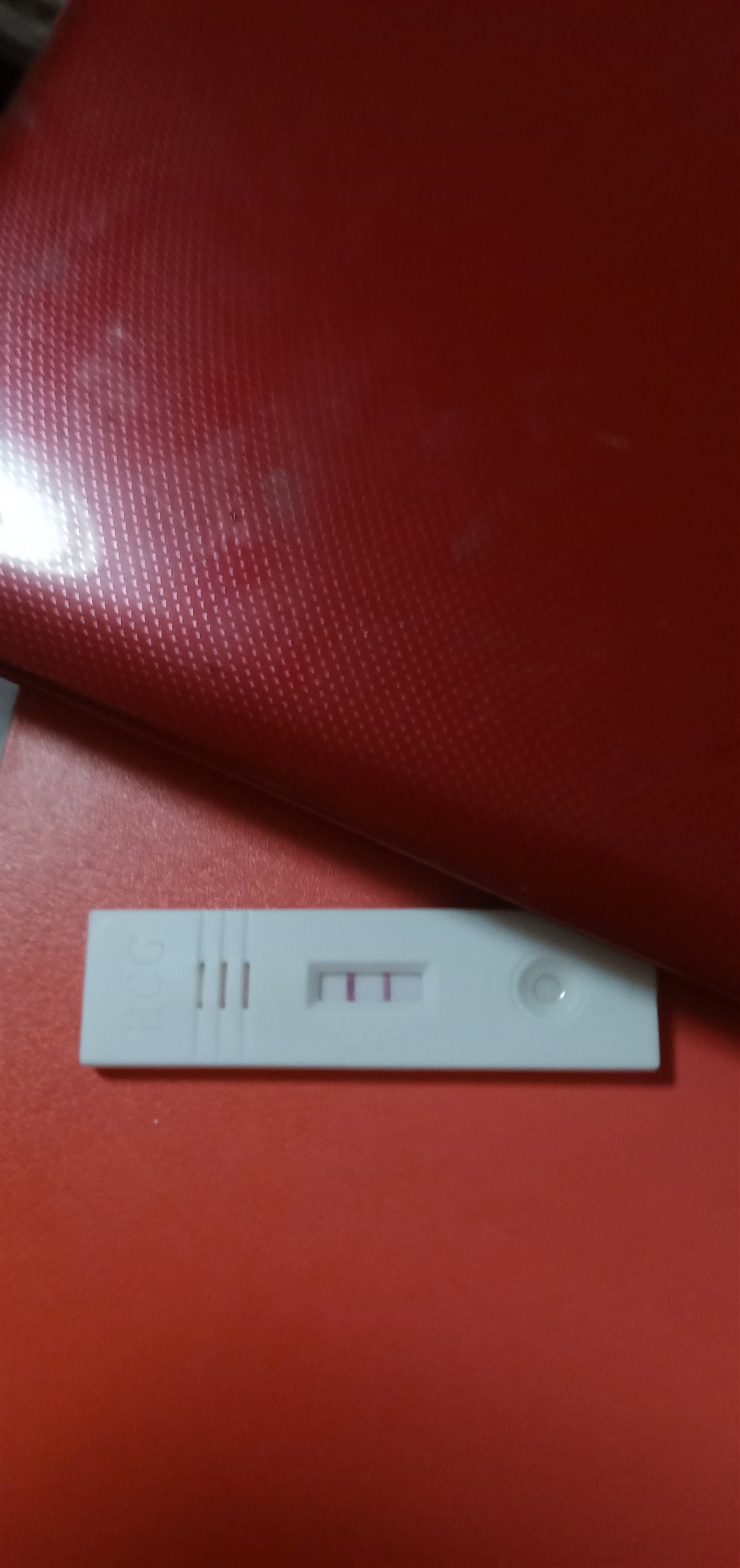 这个是6月20号晚，我用试纸试的也是两个杠，我告诉我的家人，他们既然不相信，说现在不能却认是怀孕，非得让我去医院检查，才能相信，我是真的怀疑