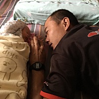 感觉宝宝出生以后他爹的眼里装不下我了，每天吃奶也看睡觉也看，一看能看半个小时，果然是小情人