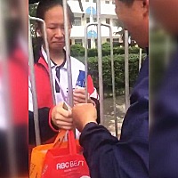 爸爸：“闺女，爸爸回来晚了，考得怎么样了？” 女儿：“[泣不成声]考得还好，没想到爸爸能回来” ...