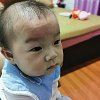 晚上把她床床中间，就转身倒水的几秒钟就摔地上了，真想给自己一巴掌，以后再也不敢大意了
