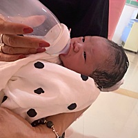 宝宝出生第三天，7斤，宝宝预产期超出了几天  打催生针没啥反应结果剖腹产 伤口太疼了  建议尽量能...