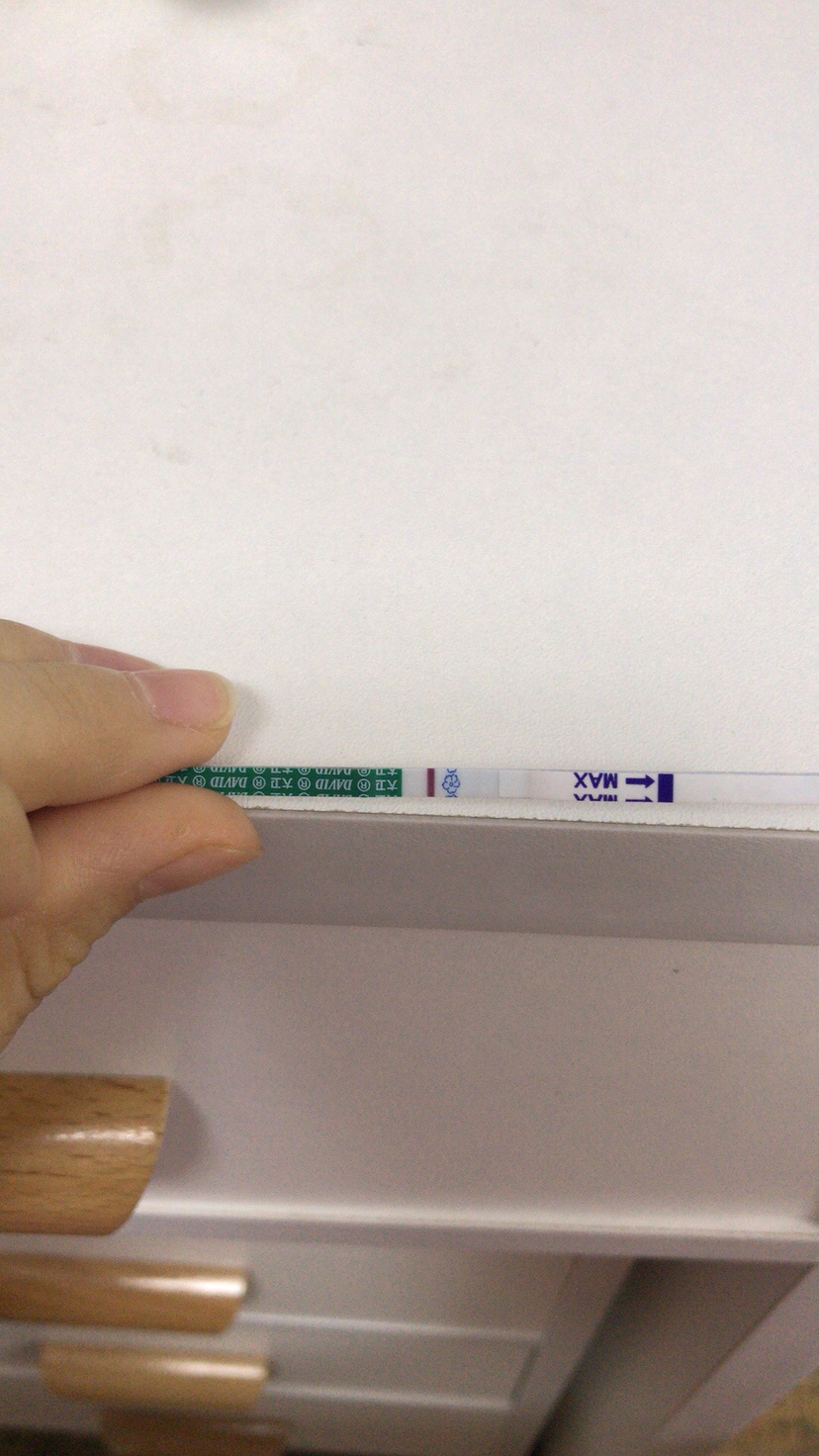 应为姨妈经常推迟五六天，排卵期也就安排了两次而且还不是排卵日，前两天测了大白板，所以也不包希望，今天晚上想着姨妈应该快来了，但是也推迟了6七天了……不报希望的用了试纸！结果感觉有一点点印子，怕是自己眼神不好吧