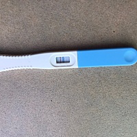 昨晚开始测是白板，气的我把验孕棒扔在一旁，晚上睡觉时拿起来看居然有印，这是中了吗。？