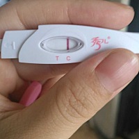 (转)我今早没测出来，肚子有点涨涨的也不是想拉肚子的感觉，晚上看秀儿早孕试纸居然有一点灰印，不知道...