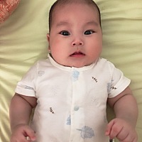 今天四个月了，哈哈，十七斤的小和尚
