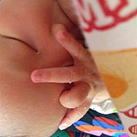 宝宝没脸见人了，是个小伙子还吃奶，快拿我这拔皮的小手挡着点，没人认识我吧☺☺