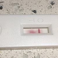 这个是中了吗？晨尿起床测的五分钟内看了是没有那条浅浅的线，再睡觉过了两个小时再一看发现有一条...