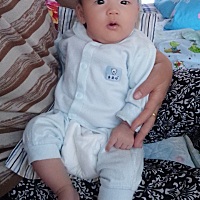 😂和她爹一模一样。75天的宝宝比别人家百天的都大，两条逆天的大长腿。