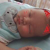 女孩子家家的，头顶没头发，老母亲还想等你长长头发给你扎各种各样的头发呢。买了婴儿发饰，奈何头围太...