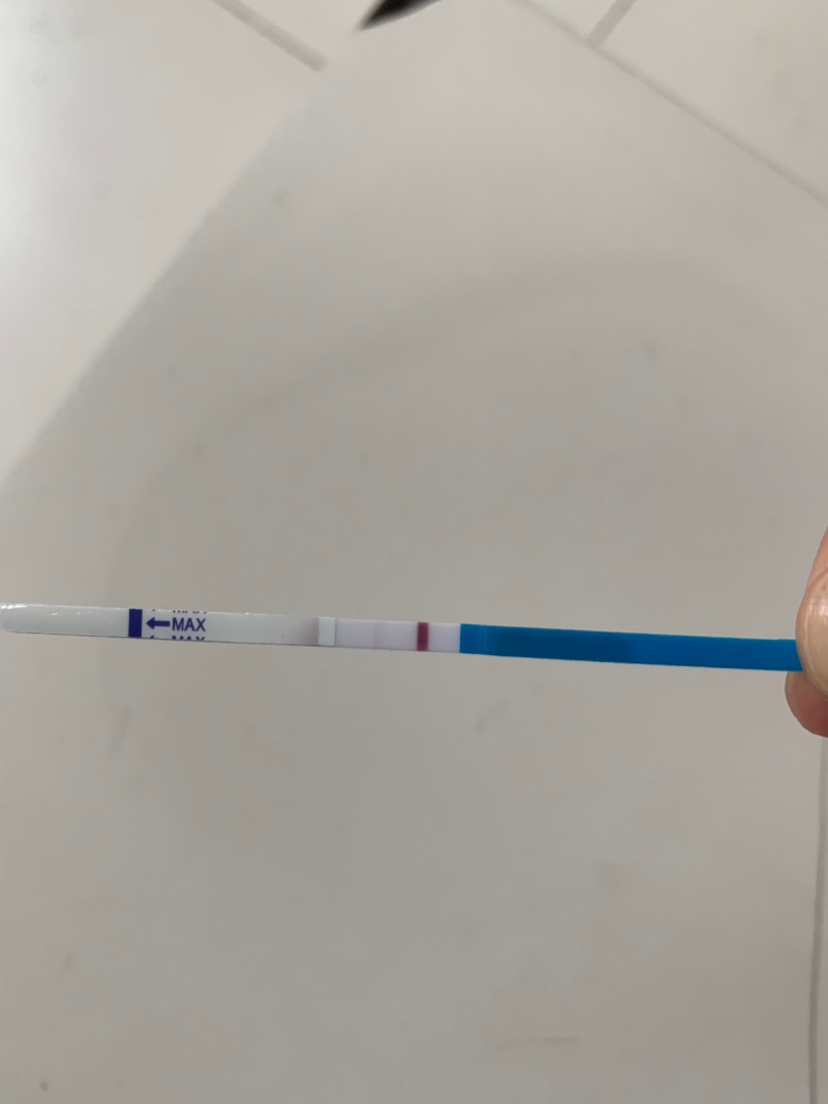 还有四五天大姨妈，今天测的早早孕，感觉有浅浅的一杠，有戏吗？