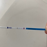 还有四五天大姨妈，今天测的早早孕，感觉有浅浅的一杠，有戏吗？