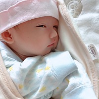 回来的时候太小太小，不敢抱，五斤一两，现在一天比一天更像公主。 今天第十九天了。体重也快六斤了...