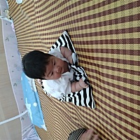 右边乳房奶水太多宝宝现在都不肯吃这边，还没开始吃这边就叫叫哭了，怎么办啊？奶水多也是烦恼，天天都...