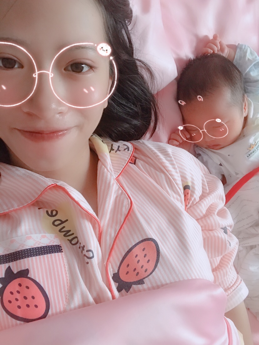 6.14号顺产小情人一枚🥰，13号早上十点左右开始肚子痛，下午五点宫开一指半，晚上十一点开三指进产房，宫缩过程太过酸爽😹痛得眼泪直飘，今天第十天了侧切伤口还很疼，不过看到宝宝一切都好，就感觉所有的痛苦都值了😘