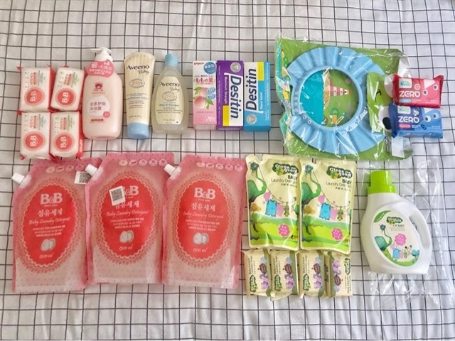 之前纠结Babycare的恒温水壶和小白熊的，但是正好babycare有活动，就下手了，而且颜值高！不冲奶粉平时也可以当热水壶。
贝亲的奶瓶买了两个，一大一小，一个玻璃一个PPS，奶嘴也又备了两个不同型号的。
买奶瓶赠了很多东西，奶瓶刷，水壶盖等。
奶瓶清洗剂买的也是贝亲的。
奶瓶收纳盒很多人说不需要，但是我就是被颜值吸引才买的