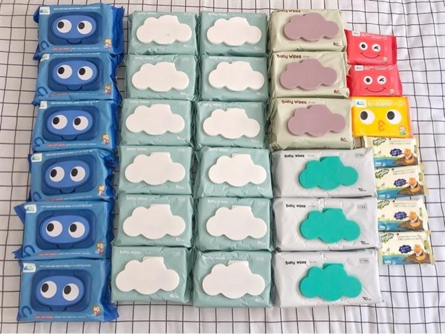Babycare的湿巾我囤了很多！顺顺儿也不错，但是babycare不连抽，绿色的在某宝活动118元12包买的，粉色和白色是在小红书，这两款更厚，更大一些。五个小卡车的蓝色湿巾也是某宝48元6包。子初和五个小卡车给了一些赠品小包装的。
很多人说买全棉时代的棉柔巾，然后沾水当湿巾用，下次可以试试。