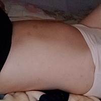 刚拍的，肚子躺下来快平了。不过肉确实很松驰，今天产后第9天