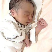我宝出生一天啦，就想一直看着你😍🥰😘
