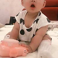 自从长牙以来，每天喂奶都好刺激呀🤦‍♀️，每天都在被咬中渡过，咬死我了😢……真想给一大嘴...