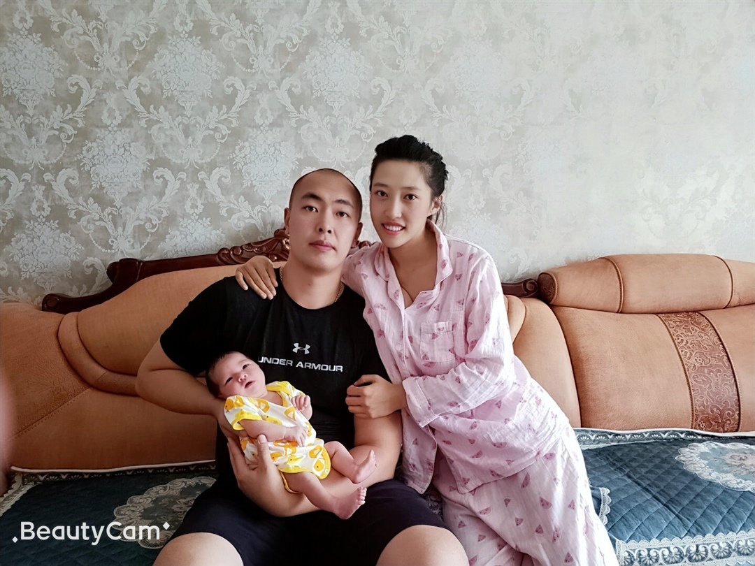 产后第十天，第一张三口之家全家福。