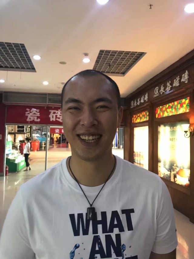这是我和老公新家装修第一天我们去家具城挑瓷砖哈哈记录一下我们开始筑巢啦