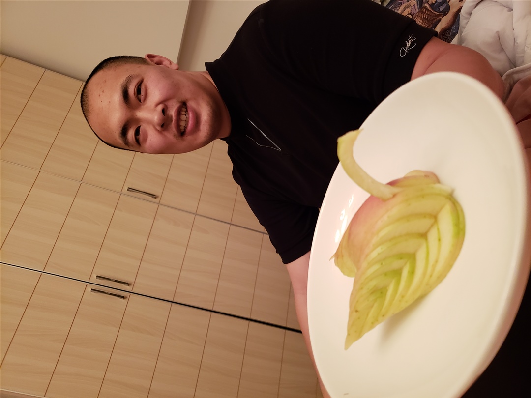 笨拙的老公没想到刀功如此厉害，在抖音上学了一个小时，切出漂亮的天鹅，并且说吃漂亮的东西能不孕吐而且心情好。哈哈