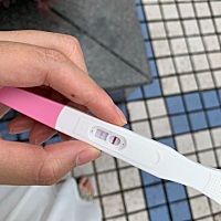 6月30号来月经，今天中午用早早孕测，这是有了吗？
