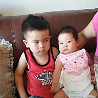 当哥哥第一次看到弟弟时…哈哈这眼神忍不住笑了