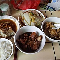 头胎是女儿，二胎是儿子，两个月子婆婆都尽心尽力的照顾我，很感恩，很感谢，每天煲中药水给我跟宝...