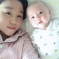 这是我女儿，和她爸爸分开了，家里人都不支持我带着她，但是我真的舍不得她，很想她，不知道该怎么办