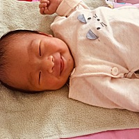 宝宝出生第九天，每次吃母乳都吃不饱，就是一直吃的状态也不行，都得用奶瓶里的母乳收尾，吃得痛快，这...