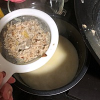 呵呵，这就是奶水多到连邻居家小孩一起养秘诀，每晚一大碗鱼汤。