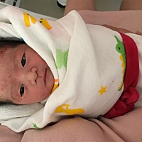 第一胎 女宝 凌晨3：40左右突然下面流了好多水 刚开始以为尿床了 打开灯看了看 粉红色的羊水 赶紧叫...