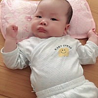 宝宝一个多月了哟，带孩子好辛苦，又很幸福！妈妈真的太伟大了，慢慢熬吧！