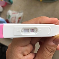 终于知道什么叫做意念灰…麻烦亲们帮我看看 有没有戏呢？ 今早晨尿测的 大概三分钟左右 末次月经6月7号