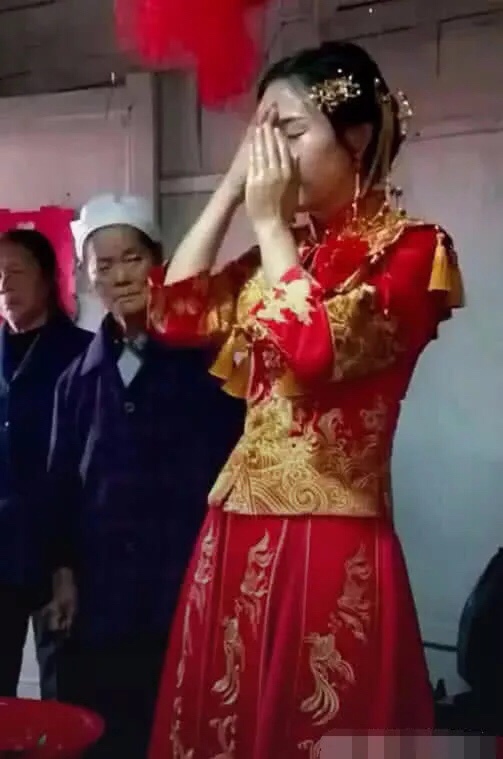 结婚是一辈子的大事，要我说，当然要风风光光美美地出嫁，虽然每个地方的习俗都不一样，但我一直坚信着，新娘美就对了。我们这边的习俗就是，出嫁的时候，被新郎接走时，妈妈要往外泼一盆水，意思是“嫁出去的女儿泼出去的水”，这样的习俗还能接受。
不过，最近在网上看到一个视频，真的是让我无语了，那里的习俗，居然是让新娘子当场卸妆，从旁边的人可以看出，这是少数民族