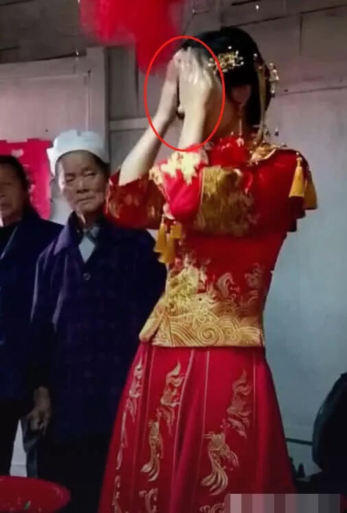 但按我这个暴脾气，肯定要当场发飙，绝对不卸妆的！！！哪有让新娘子卸妆的道理？？？？那我一大早起来化妆干嘛？？
一辈子可能也就这么一次，所以每个新娘子都会把自己打扮得漂漂亮亮的嫁出去，可是每个地方的习俗是大有不同，视频中一位新娘子被强行要求当场卸妆，从穿着服饰来看应该是少数民族，可能是这个少数民族的习俗吧。