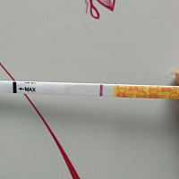 (转)我的金秀儿测的 很淡很淡  姨妈推迟四天了  白带有点血丝，有这样的吗？？！！