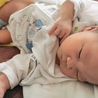 刚出去8天  宝宝不爱睡觉 醒咯就要吃 还爱哭 正常吗？ 感觉自己都快抑郁了