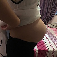 这我嫂子的肚子。还有半个月卸货。大家看看是男孩女孩。生了来还贴哦。哈哈😄