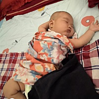 心焦人，宝宝两个月每天睡二十小时左右 伟大的宝妈朋友圈可以说一下你们宝宝睡眠状况吗 不知道应该叫醒...