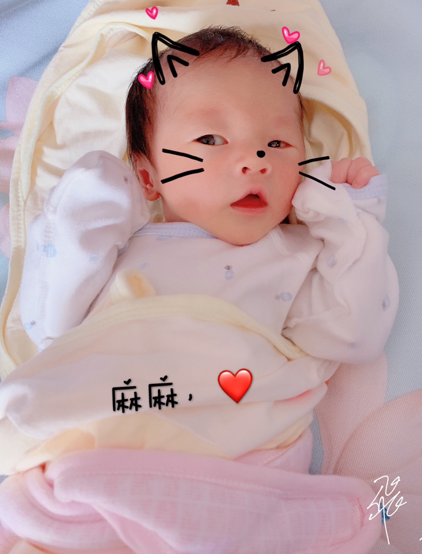 出生时，很白净。